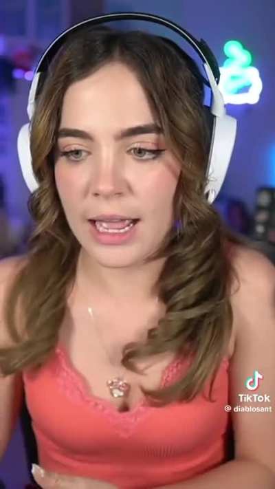 Jajajaj quien en su sano juicio la sigue mirando hoy en día jajajaj que tipa tan odiosa e insoportable