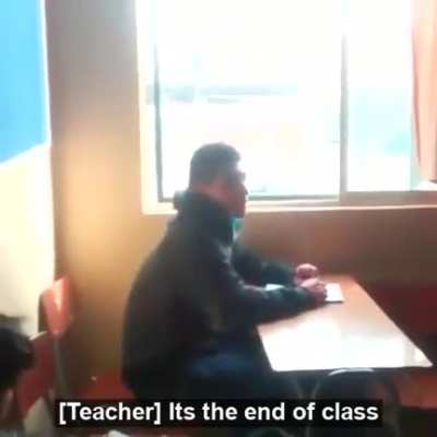 Contexto:O cara perguntou se a professora ia passar tarefa