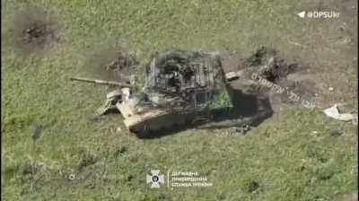 Ukrainian drone manage to enter Russian tank although the tank has anti suicide drone cage on it(Bakhmut, unknown date)