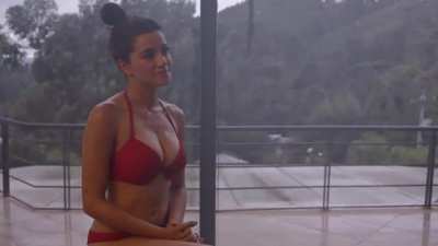 Red bikini in El Rey del Valle (S2E11, 2019) - haven't seen this posted before