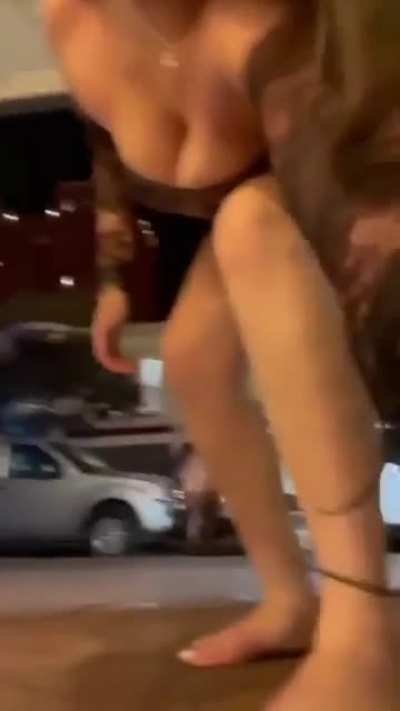 Independent woman.. she recorded her own fight and handled business at the same damn time 😭