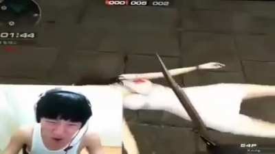 Dps de sua carreira como pro player ter sido arruinada por causa dos Viewers do muca muriçoca, Faker se encontra em um estado triste e deplorável. parabéns muca Viewers, nos conseguimos 🤪🤪🙌🙌💥💥💥🤡🔪
