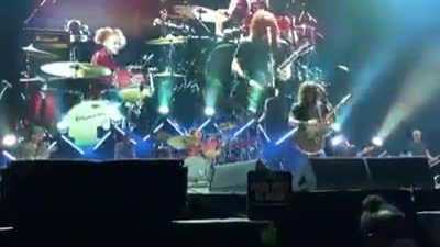 Watch: 11-year old drummer Nandi Bushell as his dream came true and played for the Foo Fighters on Everlong, Aug 26, 2021