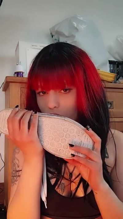 Shoe worship in this heatwave