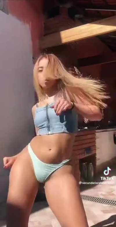 (secu<wbr>nduri<wbr>arafa<wbr>berma<wbr>ch) loves showing off her biggest talent