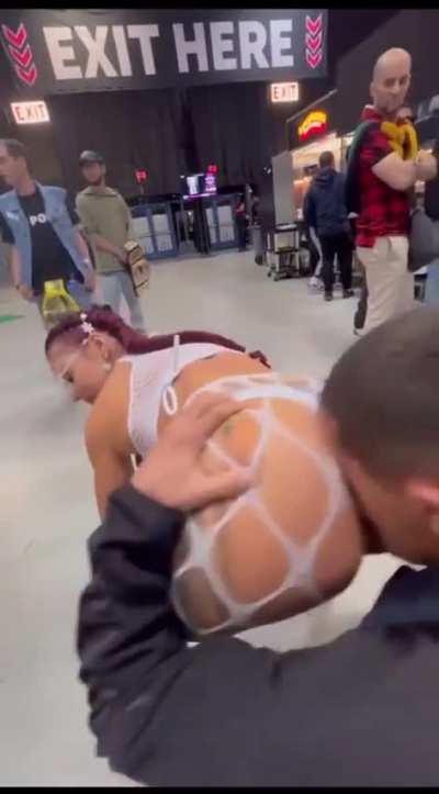 Burying his face In  MsTri<wbr>ggaHa<wbr>ppy’s ass