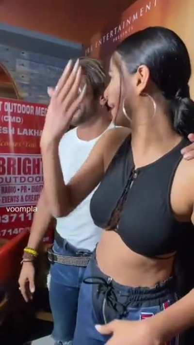 Poonam Pandey Under B®®Bs in public... 🫣🤫😲 check out♥️