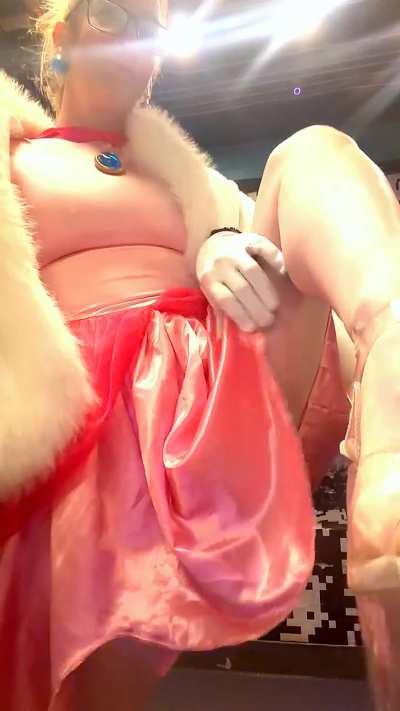 Peek a pretty pussy