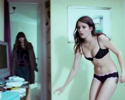Emma Roberts in 4.3.2.1