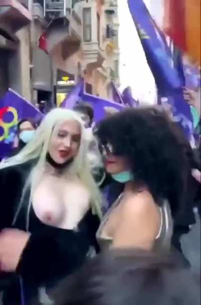 yaşasın özgür kadınlar, yaşasın feminizm #memelereözgürlük ✌🏻🚺