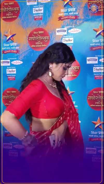 Isha Keskar - जर एवढा deep neck blouse घातला<wbr>च आहे तर व्यवस<wbr>्थितप<wbr>णे दाखवल<wbr>ं पाहिज<wbr>े. लपवाय<wbr>ची काय गरज 