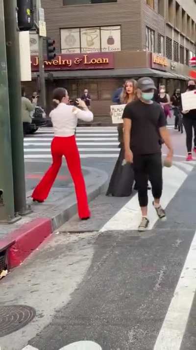 “IG influencer” goes to “protest” for an aesthetic