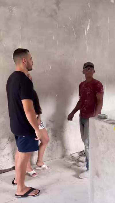 É muita comédia
