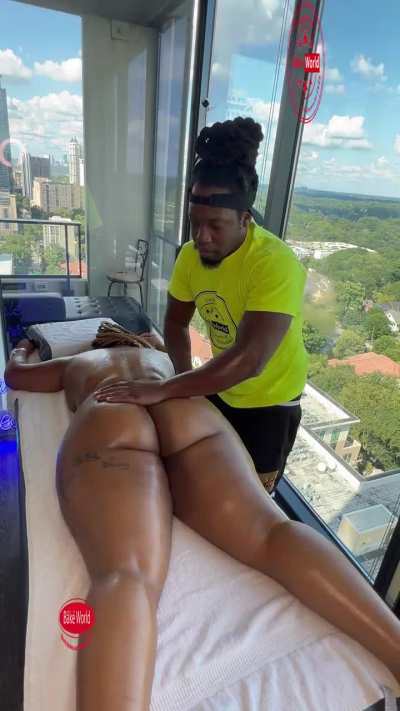 Blasian can’t take the bake world massage can u handle em thick ? 