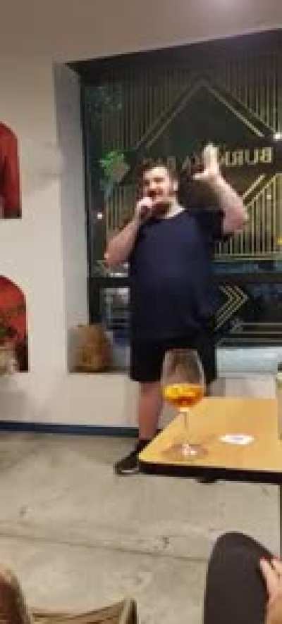 Fragmento de mi debut en Stand-Up, ayer en Burkina Bar, parte de una muestra de la Escuela Argentina de Stand Up