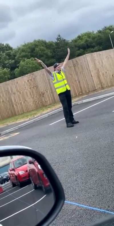McDonald’s drive-thru worker entertaining traffic queue with his dance moves