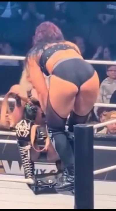 Some incredible fan videos of Statlander in her strap match against Thekla