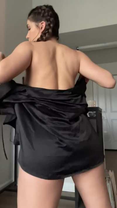 Little booty twerk to undress ;)