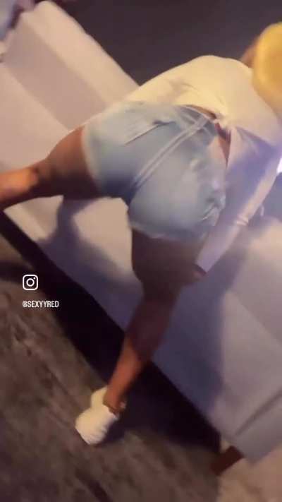 She back at it 🍑