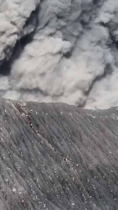 Seconds of climbers almost hit by erupting material when the summit to the top of Dukono after the moment of August 17th It is recommended that the community around G. Dukono and visitors/tourists not to move, climb, and approach Malupang Warirang Crater 