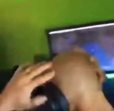 Não raspa minha careca 😡😡