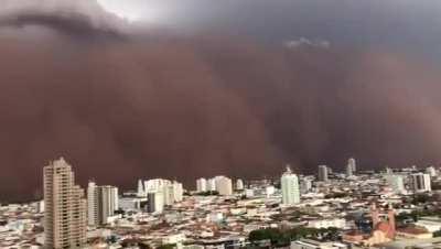Tempestade de poeira em Franca e Ribeirão Preto neste domingo