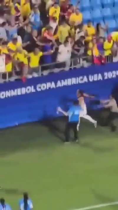 Nāo vi ninguem postando. Entāo ta ai: Darwin Nunez tentando jogar uma cadeira na torcida da Colômbia.