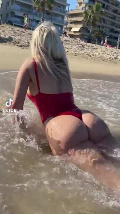 Big ass crashing against small waves