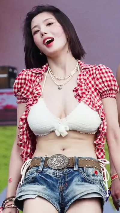 I’ll never get tired of watching this kpop slut bouncing her gigantic milkers right on stage<wbr>😵‍💫