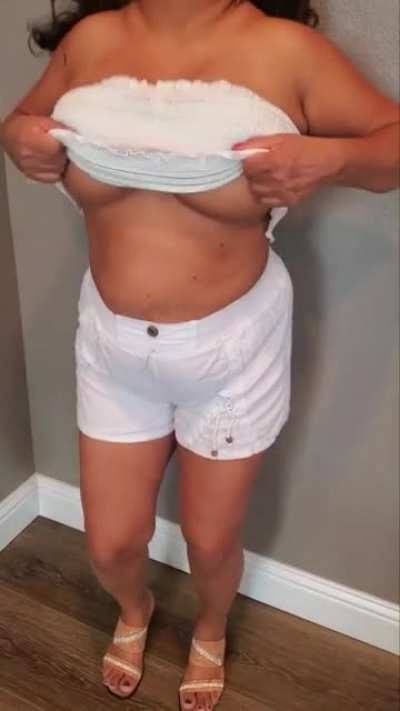 (reveal) wanna help this MILF play with titties ... I like to drop them on your hard dick and get drenched with cum ...