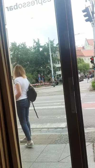 #TittyDrop A quick tittydrop becouse I was sitting across from the entrance to the cafe, so it didn't do anything and a few people 