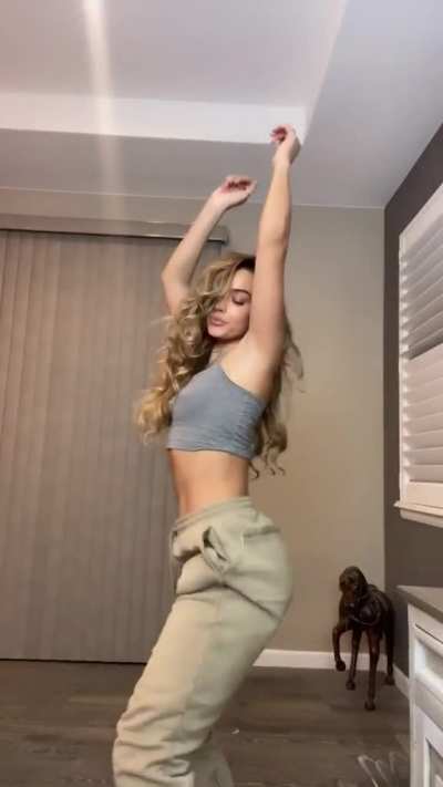 Sommer Ray’s cleavage and perfect ass