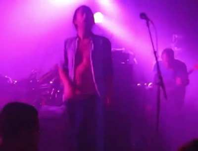 does anyone know what song this is?? i’ve literally been trying to work it out for days and it’s driving me crazy because it sounds so good! also thom yorke was in his thirst trap era so hope u enjoy the vid.