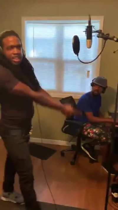 Ik y’all probably seen this a lot already, but every time I watch this shit I’m crying laughing💀💀💀