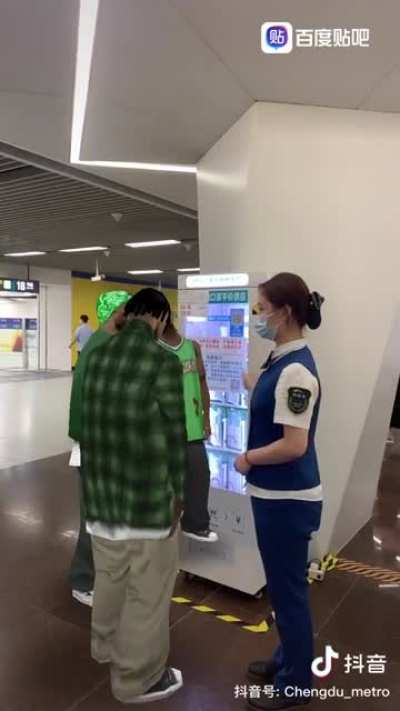 地铁乘务员耐心教导后米买票