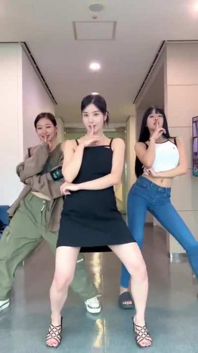 Kwon Eunbi dance challenge with girl group Kiss of Life