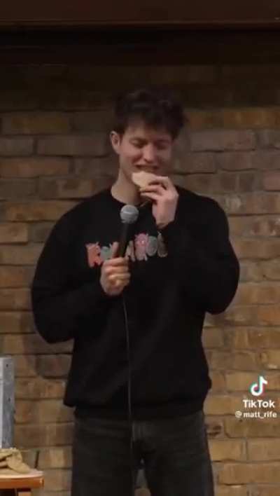Fan brings a gift for Matt Rife - StandUp Comedy