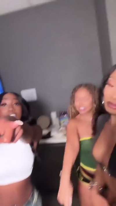 Megan Thee Stallion & Latto shaking ass 🍑