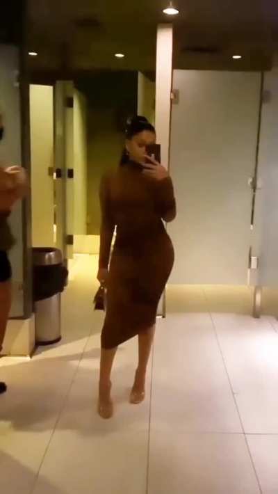 Sommer Ray arching her back