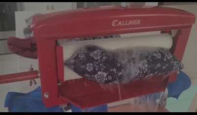 Manual laundry wringer