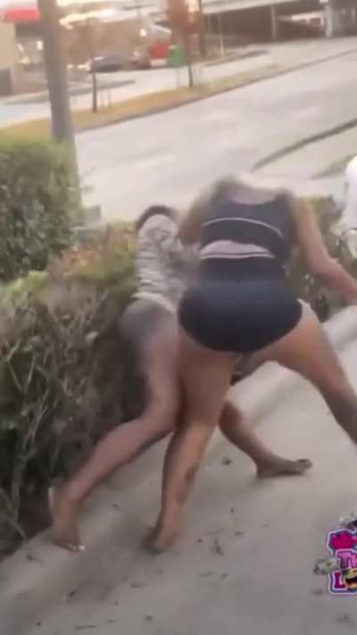BIG BOOTY 304’S RUN FADE IN T-MOBILE PARKING LOT📲