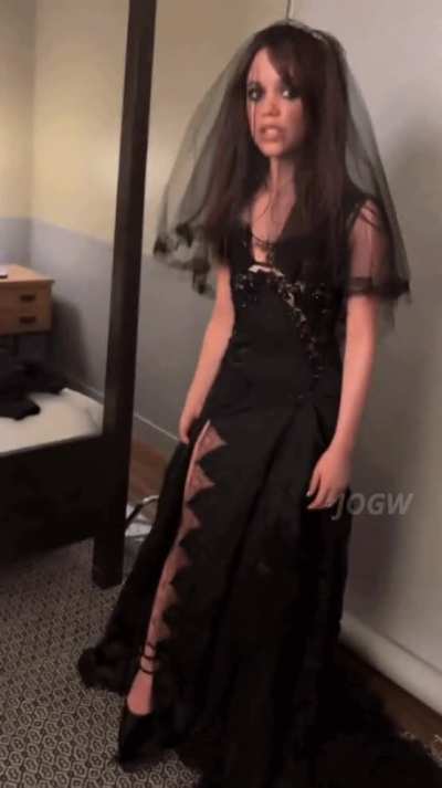 Another new video of Jenna Ortega's sexy legs & feet 😍 I wanna lick them so bad 👅