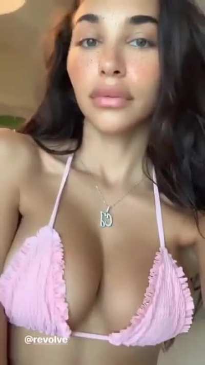 She’s so hot 🥵🤤