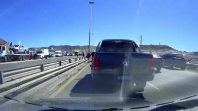 Alberto visito Comodoro Rivadavia. Me tomo hora y media hacer un trayecto que normalmente hago en 10 min. Nada especial en el video solo queria mostrar como los gremios camionero petrolero mueven gente aca. Pequeño detalle, lo que estan cortando es la Rut