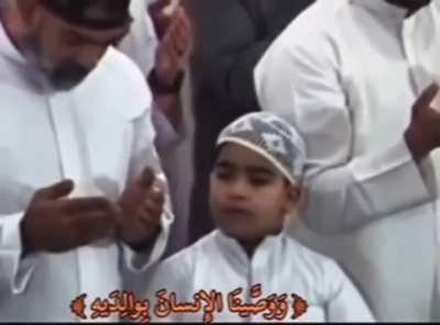 A sweet reaction from a child who was praying with his father in the mosque and heard a verse from the Qur’an about parents