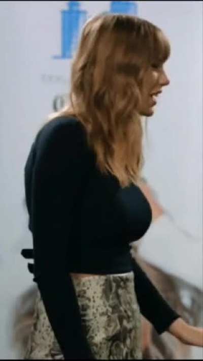 Taylor Swift and her massive tits