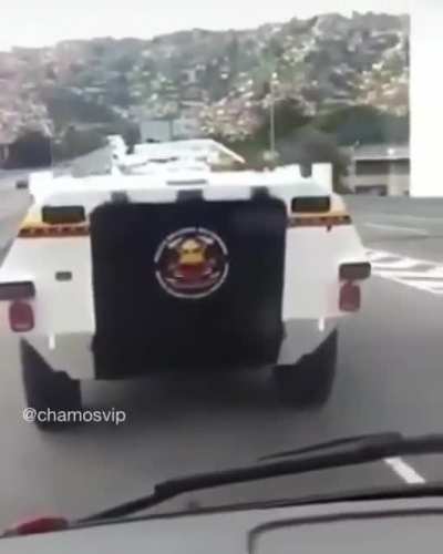 Arrebatao dando vuelta en la tanqueta