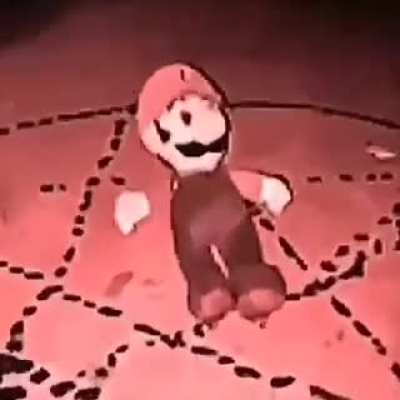 Luigi poseido levantándose con tren al sur de fondo