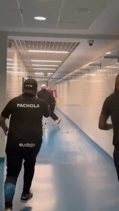 Gerente de Futebol do Corinthians tenta invadir a cabine do VAR durante o jogo contra o Grêmio. Corinthians teve um jogador expulso após a análise do VAR.