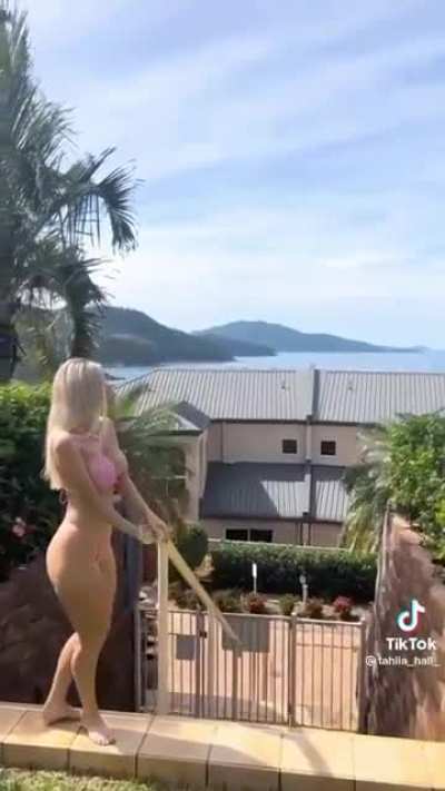 Snowbunny showing her ass